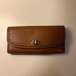 Coach - Park Pebbled Leather Turnlock Slim Envelope Trifold Wallet - Brown/Tan